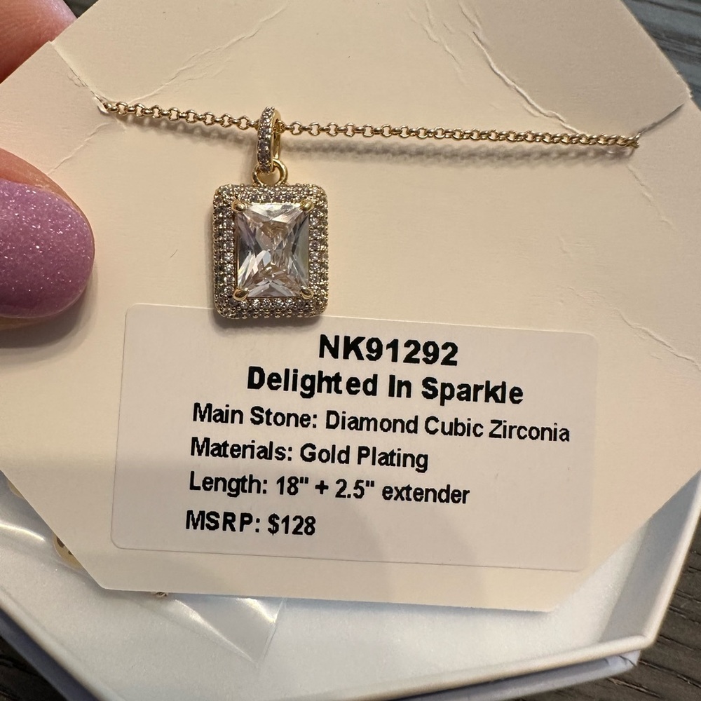 Elegant Gold Necklace with Geometric Pendant